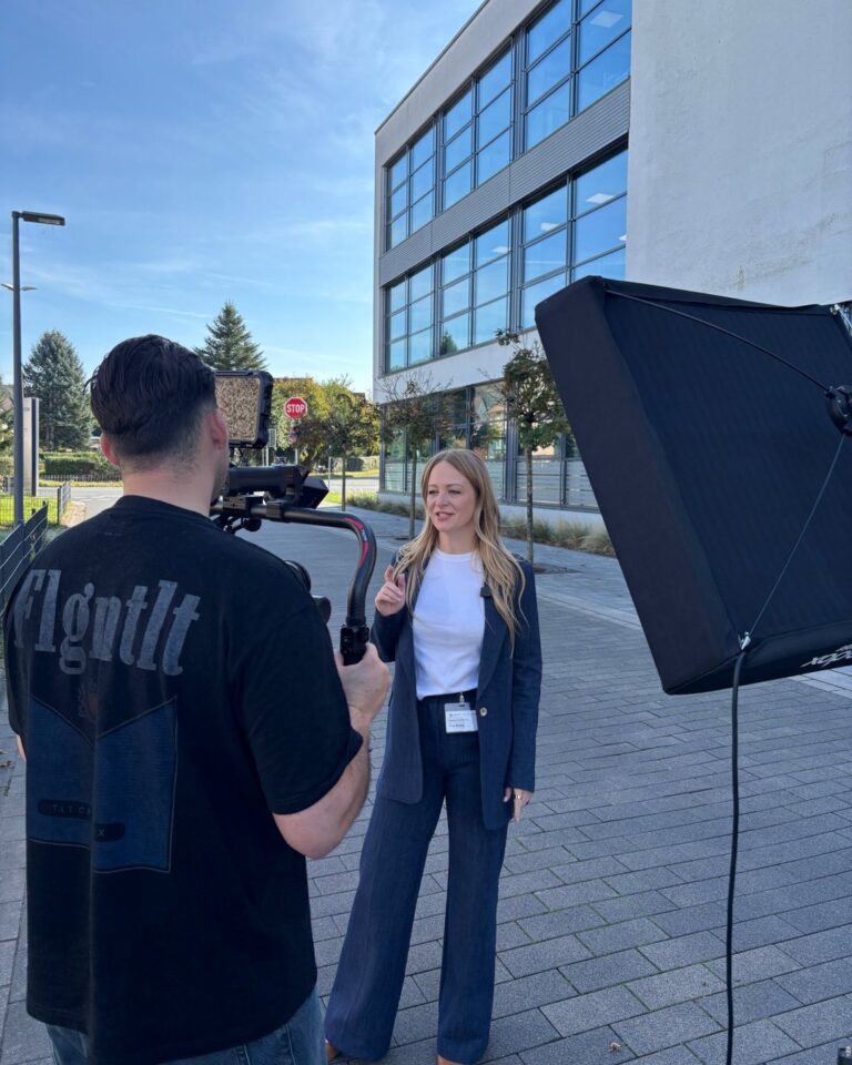 Katharina Bibbig beim Dreh der YouTube-Serie „Industry Inside“ für die Hannover Messe